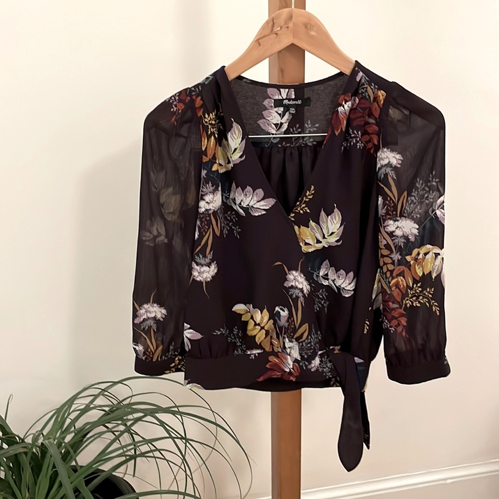 Madewell pretty print wrap top. Secures with buttons, tie, snap. XXS.